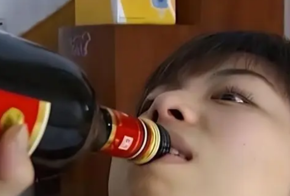 “我喝酒就像喝水，没人能喝过我。”2022年，湖南女子刘静一人能喝倒八个壮汉，一
