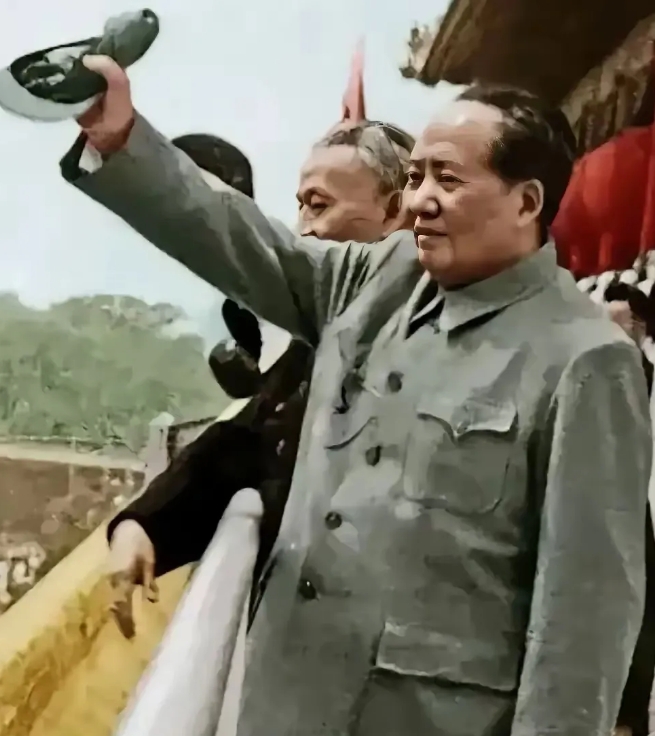 60年代初期，毛泽东主席在天安门城楼上，挥动帽子向群众致意。

他有着魁梧的身躯