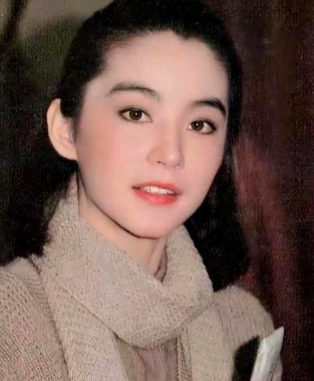 1994年，林青霞准备嫁给邢李源，秦汉无奈向琼瑶寻求帮助：“您帮我劝劝她吧...