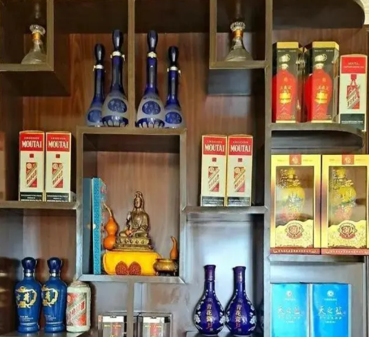 三十多年前，爱人单位几个朋友来家里喝酒，其中一个酒足饭饱后，看见我家卧室玻璃柜里