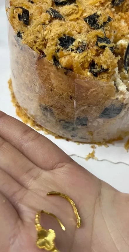 命令所有男人不许把求婚戒指藏在食物里，不然就会收获一枚被咬断的戒指[，
 
不是
