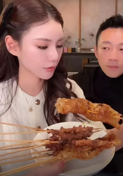 大S
能够让汪小菲
心甘情愿地接受
大5岁的自己，
肯定有她过人之处，
婚后增肥