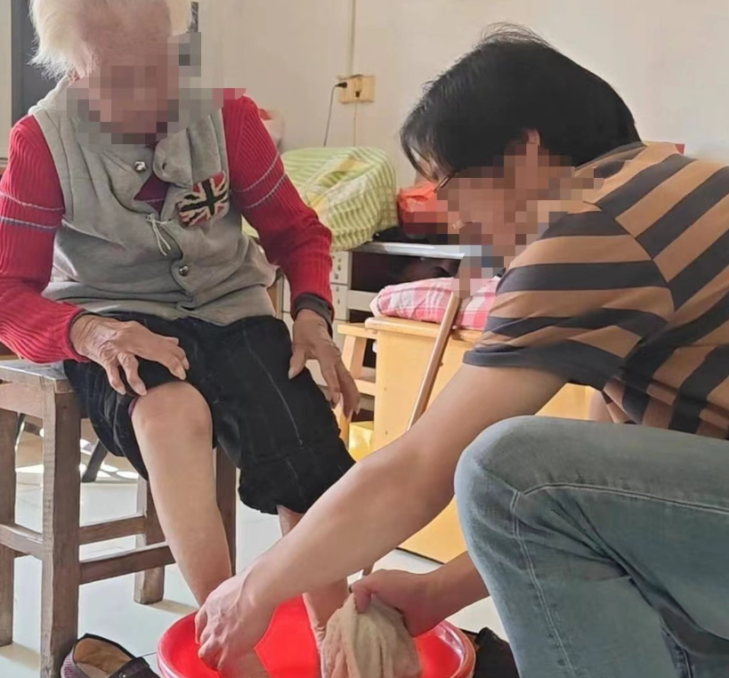 北京，老太将600万房产过户给继子，结果老伴离世后，继子对她不管不问，还扣押了她