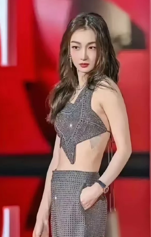 哇塞，你们快看呐！这真的是咱们认识的周冬雨吗？感觉像变了个人似的。瞧她那鼻梁，就