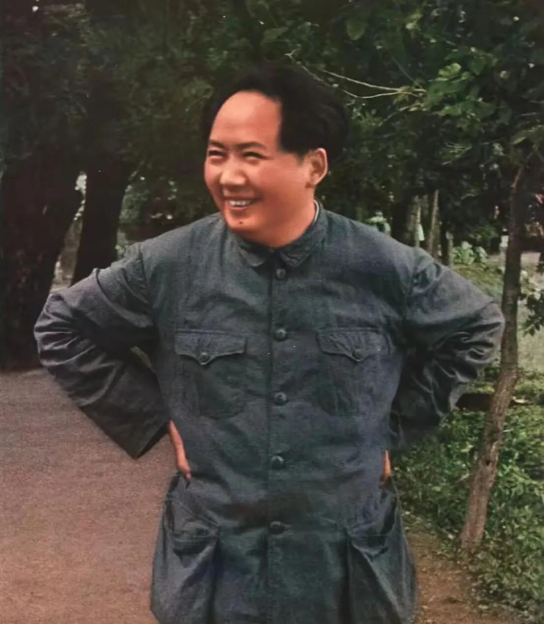 1949年，毛主席在北京拍摄的一张照片，脸上的笑容感染了所有人，此刻的主席心情大