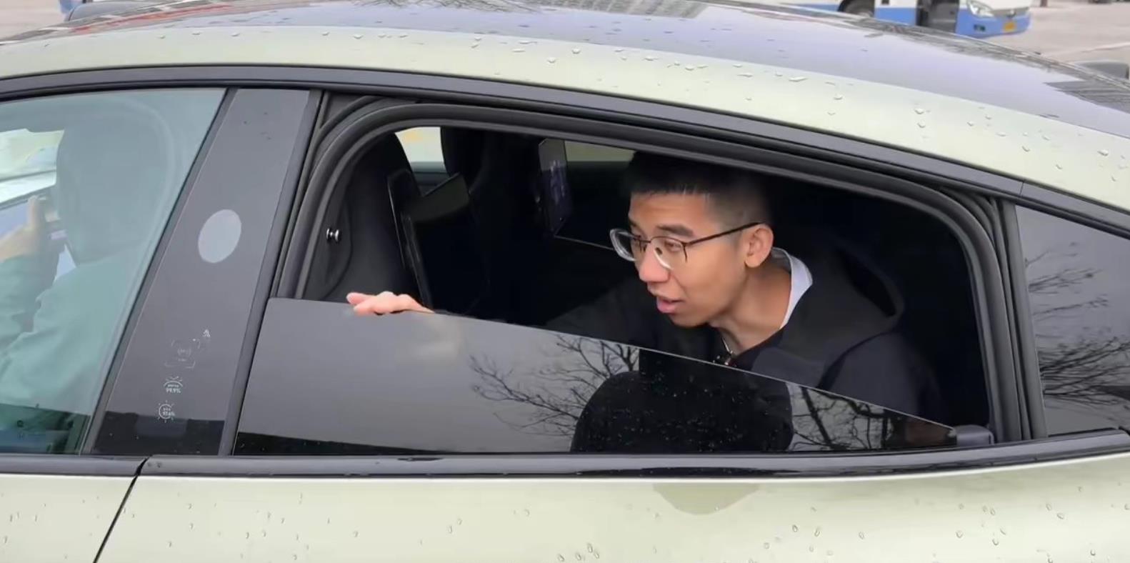 小米汽车SU7后排车窗只能下降这么多，这是突破了什么原理呢，还是为了防雨或者防夹