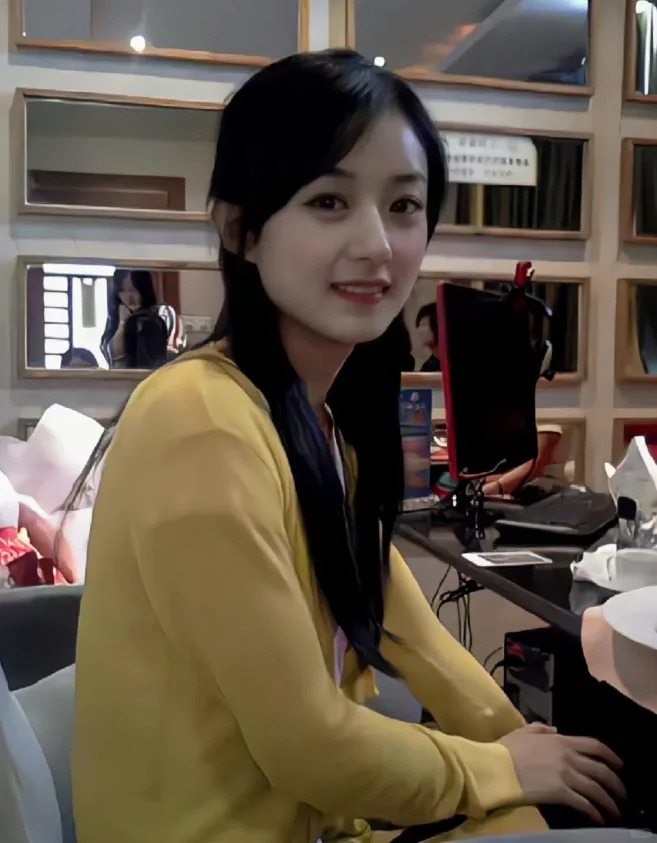 为什么都说她早期土土的阿
翻到赵丽颖早期的照片，多水灵的一个小女孩，眼睛超级大，