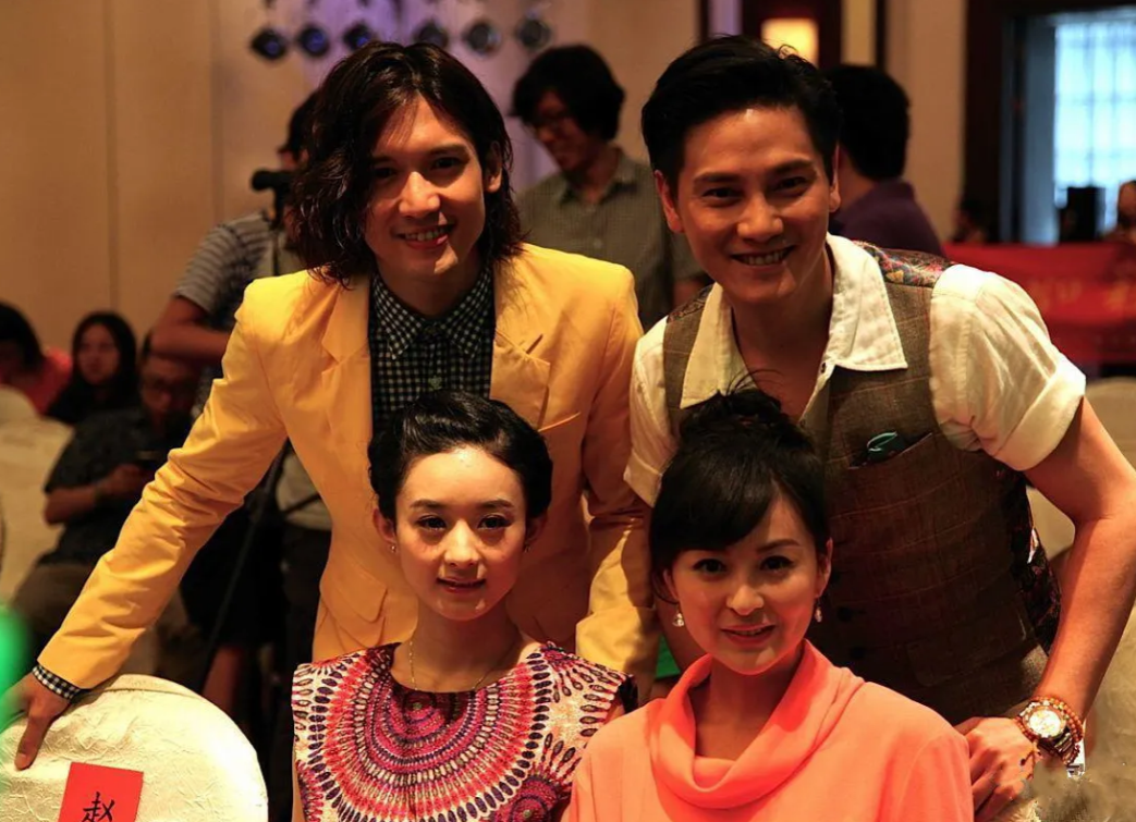 天呐！清丽妩媚、娇倩可爱的颖宝与眉目如画、颈项如玉的美女身后那两个帅气十足、笑容