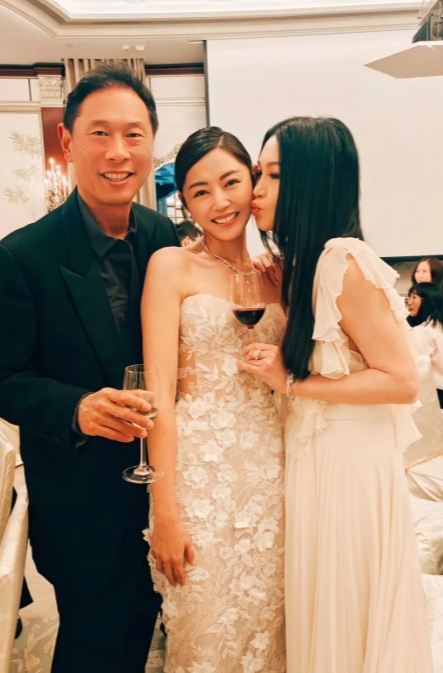 不管温碧霞老公是什么家世、什么背景，我一直觉得她老公就是我们广东农民气质，多有钱