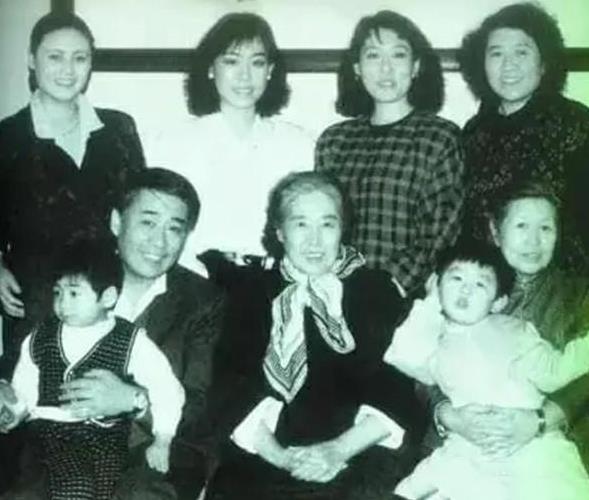 1998 年刘平平成植物人，作为母亲王光美十分心痛，每天以泪洗面，将自己与昏睡中