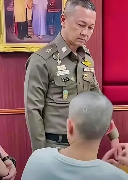 凤凰网“毫不袒护”！揭露了缅北诈骗的幕后大老板并非中国人！
 
1、直接指出缅北