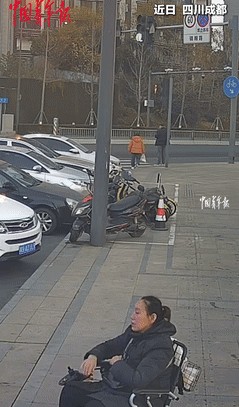 女子外地迷路 民警暖心送回家

                        