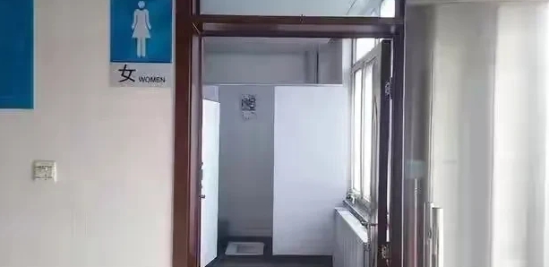 很多人纠结10秒钟，真是可笑！

工作中，你们都没有一边回复消息一边走去厕所的经