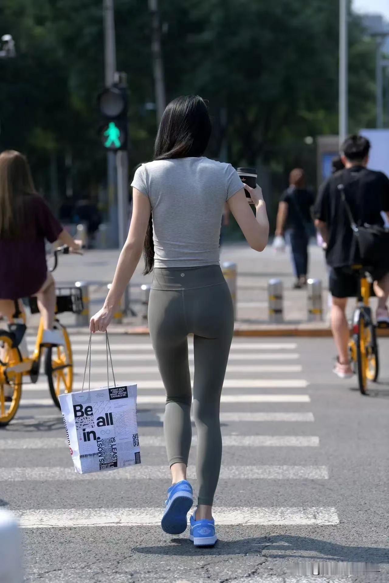 一只公鲨鱼把母鲨鱼打昏了，到了医院，医生就问公鲨鱼：“你为什么要把你老婆打昏？”