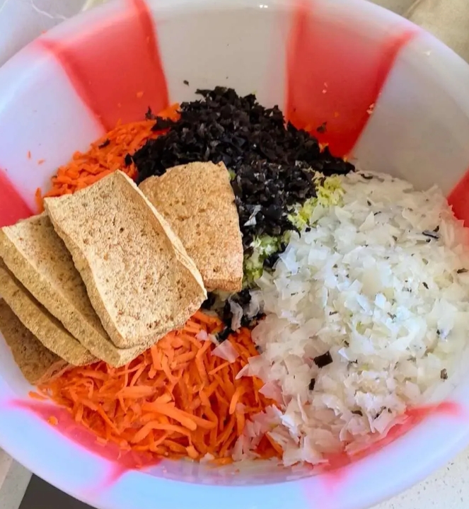 语了！[捂脸]去亲戚家过年，看她拌饺子馅瞬间没有食欲了，这胡萝卜也太大了吧？我都