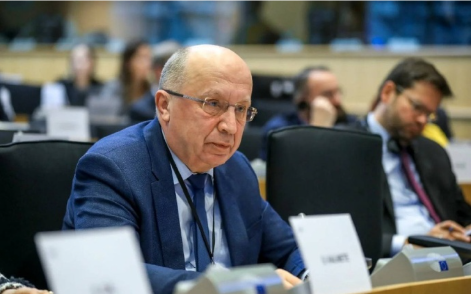 欧盟欲成立无人机军队。欧盟国防和航天事务专员安德鲁斯∙库比柳斯表示，无人机在现代