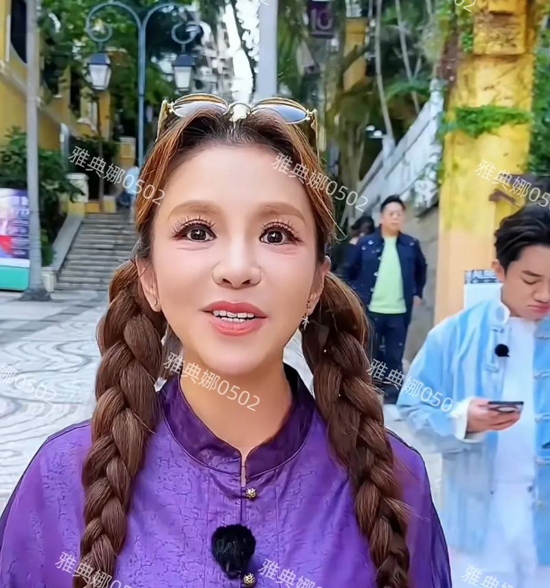 朱迅是美颜开大了？还是眼角开大了？这眼睛大的离谱!
朱迅跟其他央视主持人端庄大气