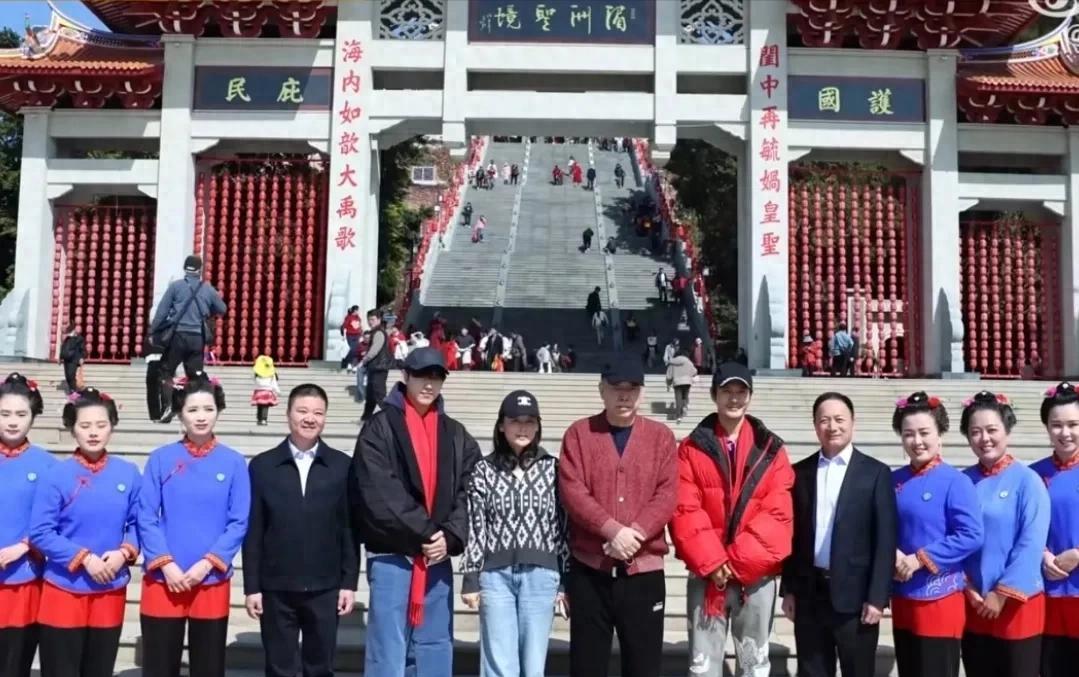 72岁陈凯歌带老婆游玩，老夫少妻差别大，陈红美腿太抢镜
春节那会儿，娱乐圈的模范
