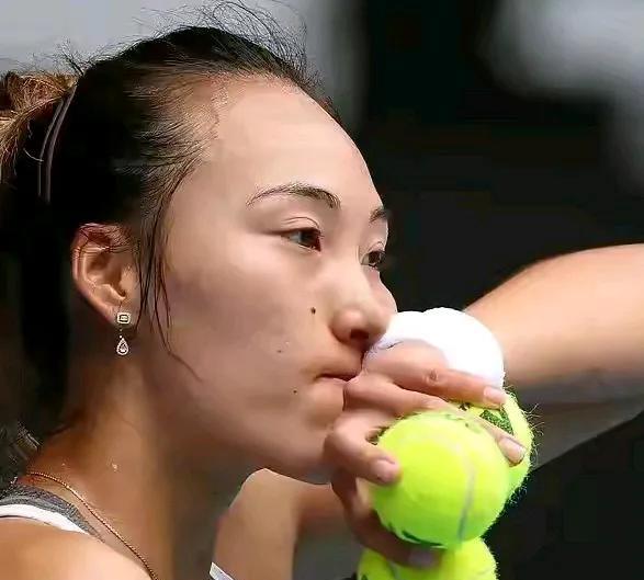 在 2025 年澳网女单赛场，令人遗憾的一幕出现了：中国选手郑钦文在次轮较量中，