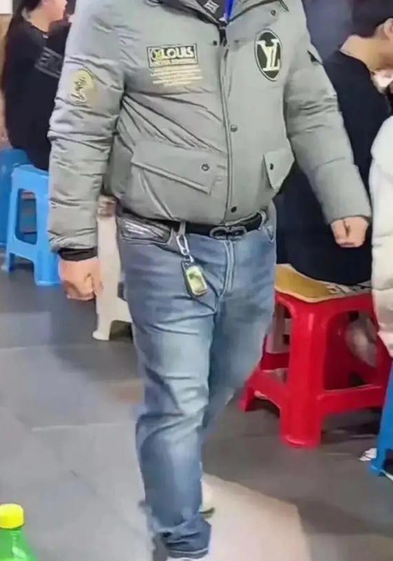 手里没有几千万，谁敢这么穿？

话说这羽绒服，得花37万大洋。瞅瞅那架势，把这么