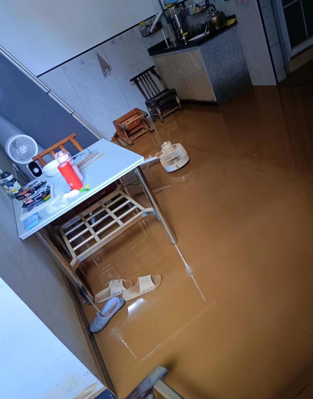 我就是平江县的，今天洪水过后，停电了，还进不去家里，地板上厚厚的一层淤泥，冰箱都