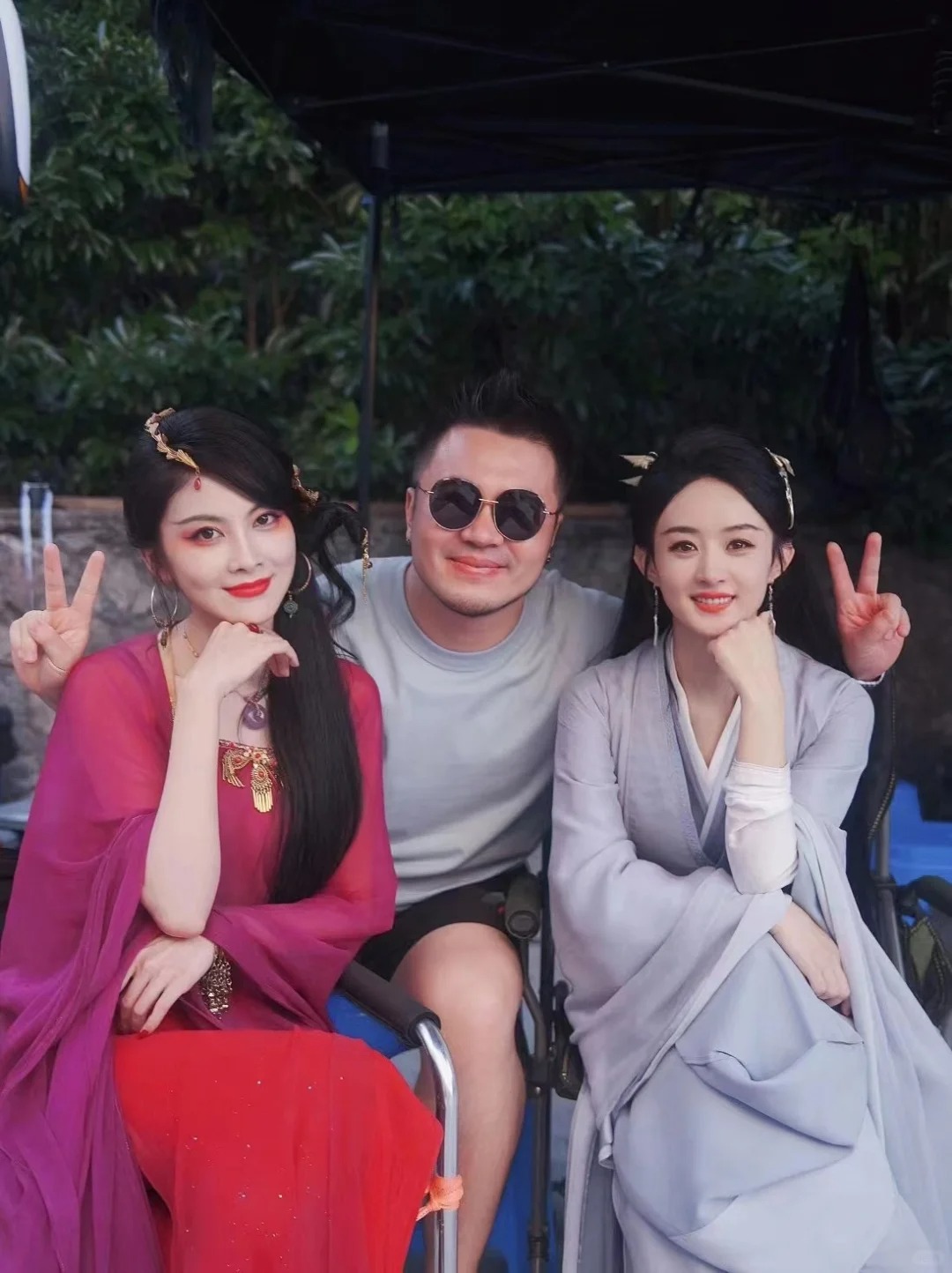又开心了
#与凤行 片场随记3.0：听说你们都想替我拍两张~