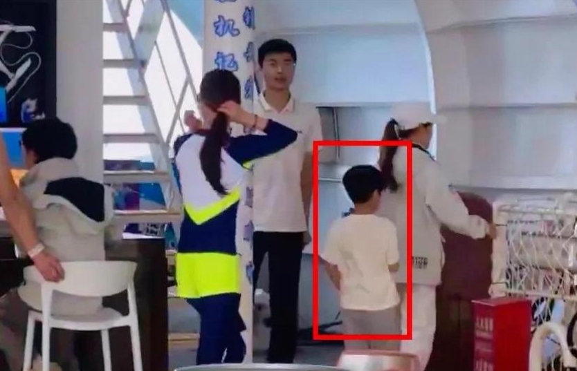 黄圣依从星女郎出道，演艺事业有起有伏，与杨子结合后备受关注。近日她带两个儿子在海
