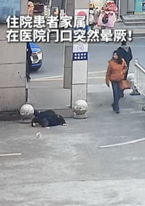 浙江，一男子在医院门口突发心脏骤停，5个保安组成人肉担架抬他去抢救！不料，急诊科
