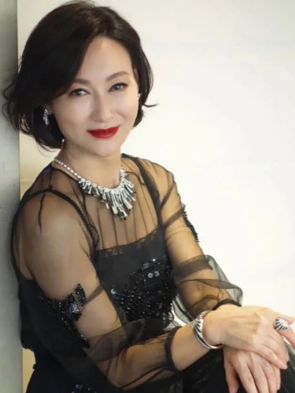 惠英红寻爱引热议，网友送祝福