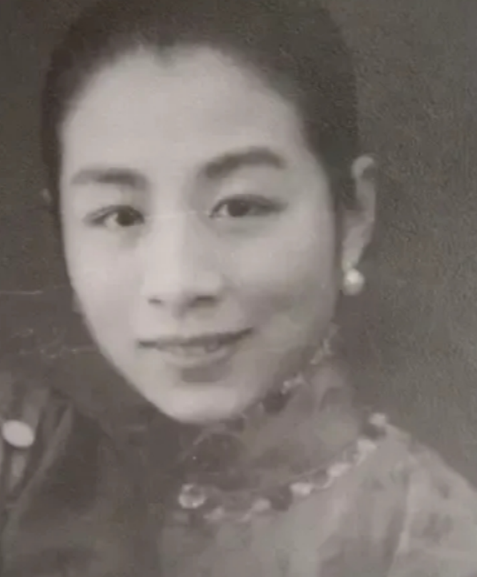 1948年，李鸿章的侄孙女李国秦，意外发现养女怀孕了。丈夫却对她说：“你只要认下