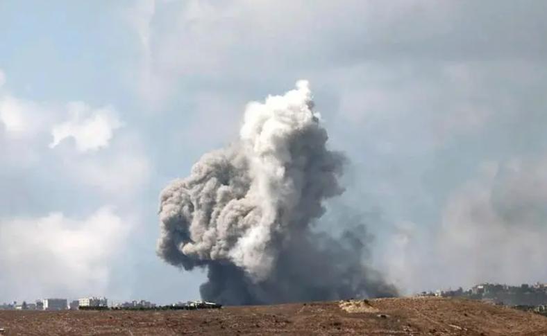 以色列的战机在黎巴嫩上空呼啸而过，留下的是492条生命和1645个伤口。真主党和