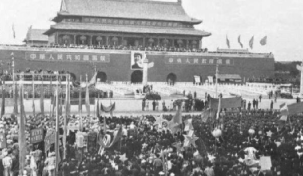 1949年10月，开国大典上，有一位僧人竟和一众开国元勋并肩站齐。此人就是巨赞法