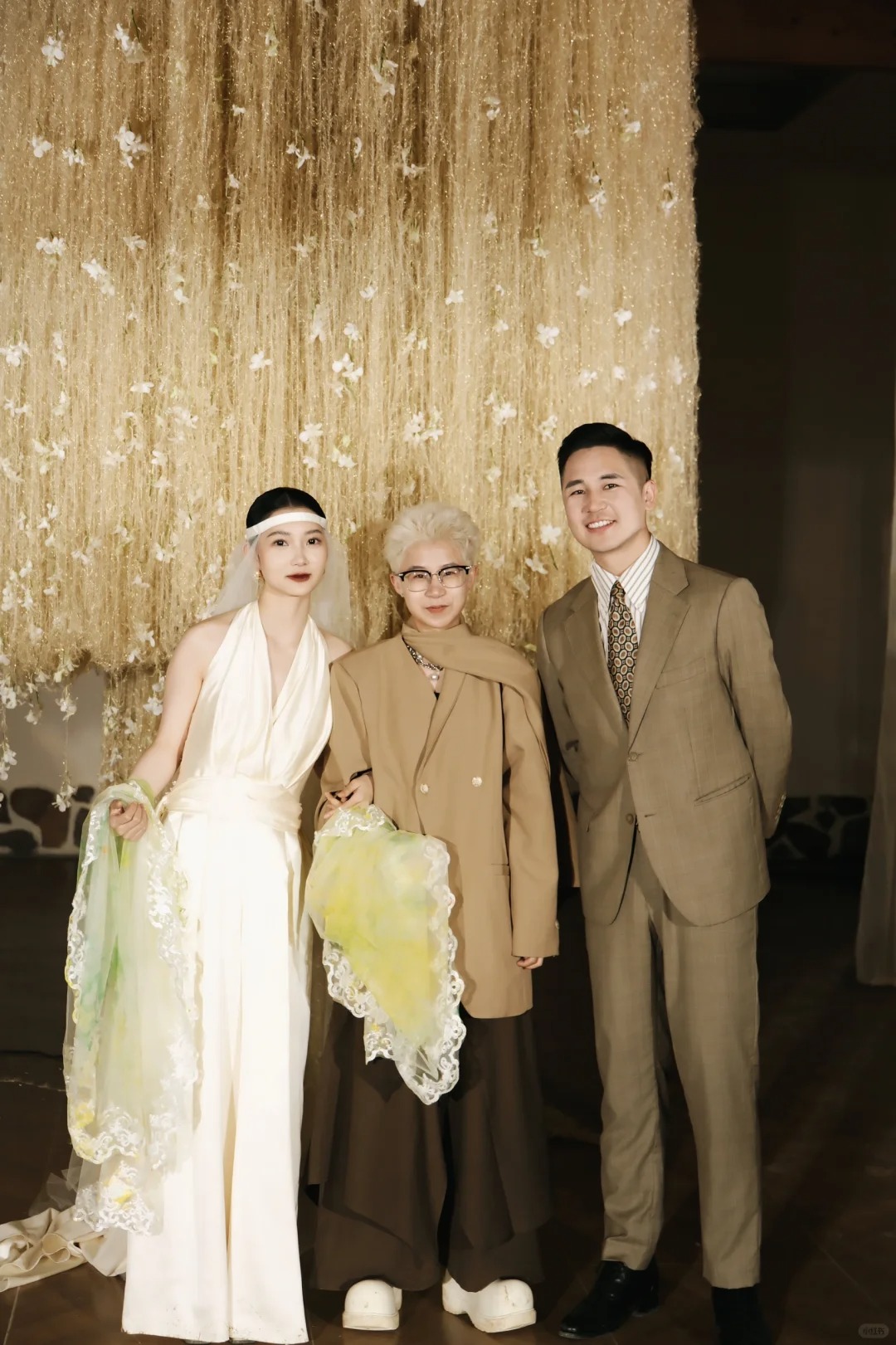 为两个女孩子主持了一场婚礼
若是世界不公

那就爱到他承认
