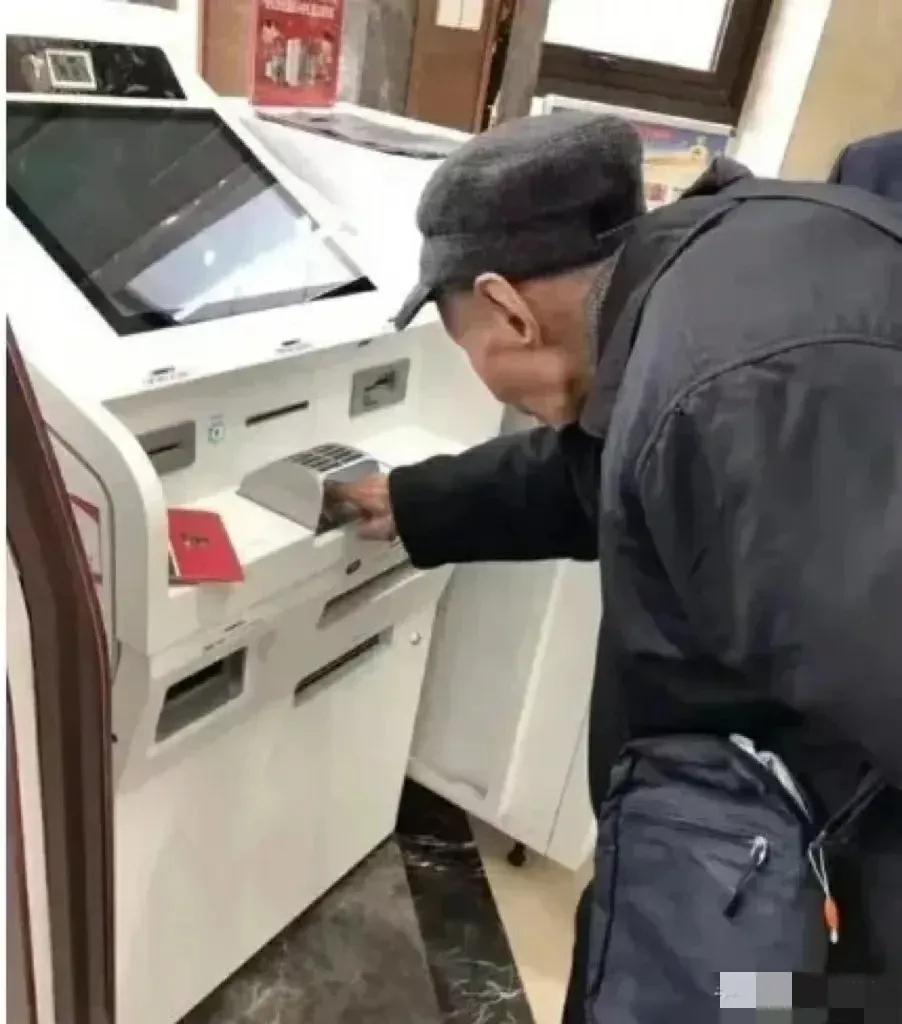 北京，一老人通过存取款一体机，以每次10000元分两次进行存款操作，没想到在第二