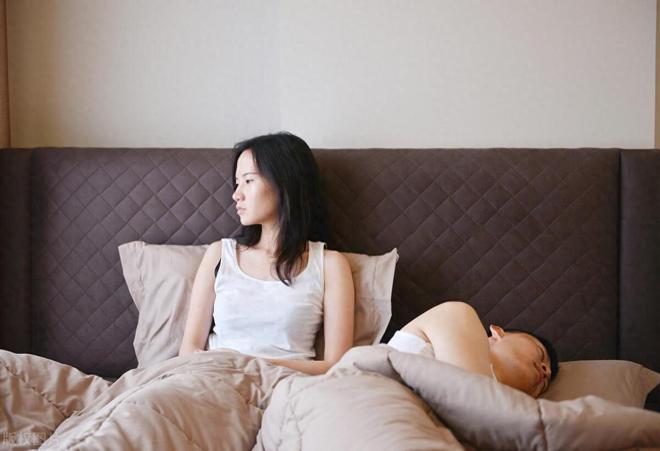 防不胜防的枕边人！湖北一女子，婚后经常与异性交往，并同居。老公发现后要离婚，女子