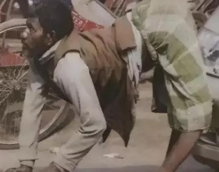 1987年，印度。新德里街头的“狗人”。＂狗人＂衣着破旧，往往蜷缩在街道的角落或