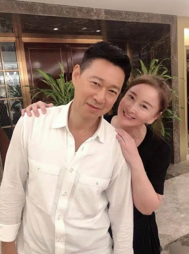 右边的，好久都没看到她了，看来演员没了热度，曝光度也低了！她是来自哈尔滨的美女，