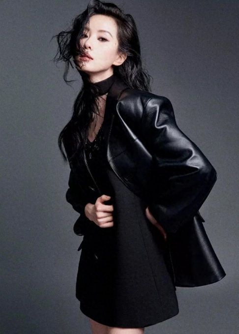 刘诗诗的湿发微醺大片简直绝了！这次她完全颠覆以往气质美女的形象，变得又美又飒。那