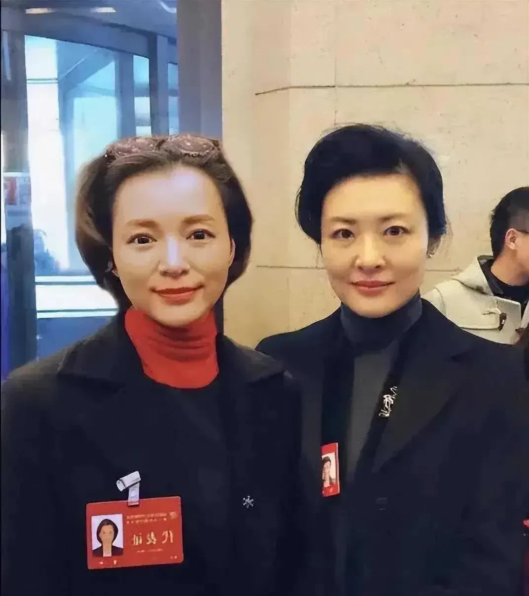 两位都是央视数一数二的优秀主持人，都是素颜状态下，你更喜欢哪一位呢？是腹有诗书的