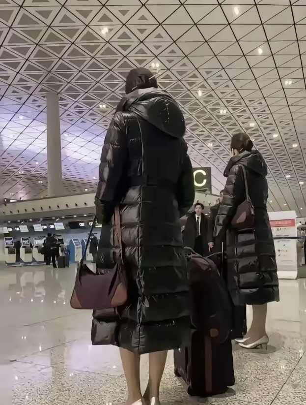 空姐在机场等人，在等谁呢