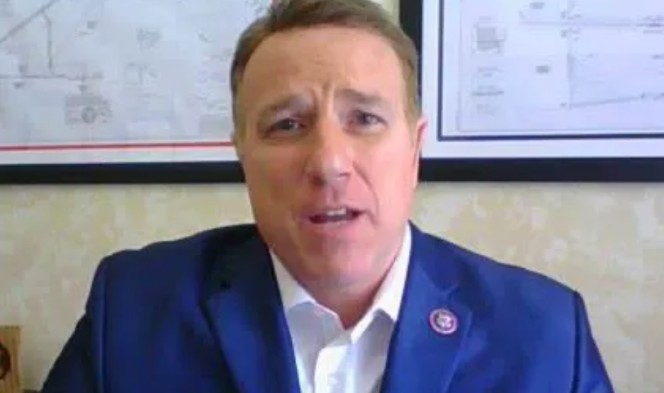 美国共和党籍众议员帕特·法伦今天（北京时间10月11日）叫嚣道：“中共有一个目标