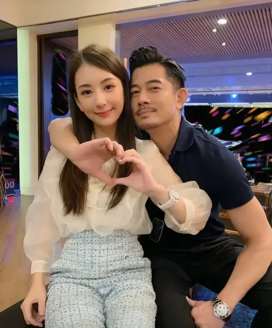 今天刷到郭富城陪方媛回娘家的新闻，突然想起熊黛林。当年那个在镜头前强颜欢笑说“结