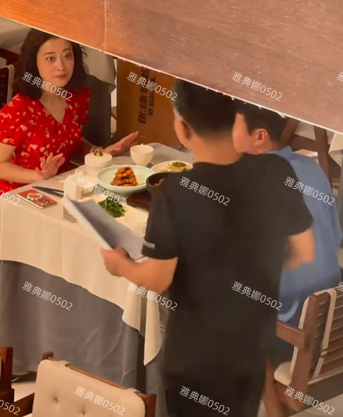 吃饭偶遇梅婷和佟大为拍戏，被梅婷惊艳了！
印象中梅婷很老总是顶着一副黑眼圈，虽然
