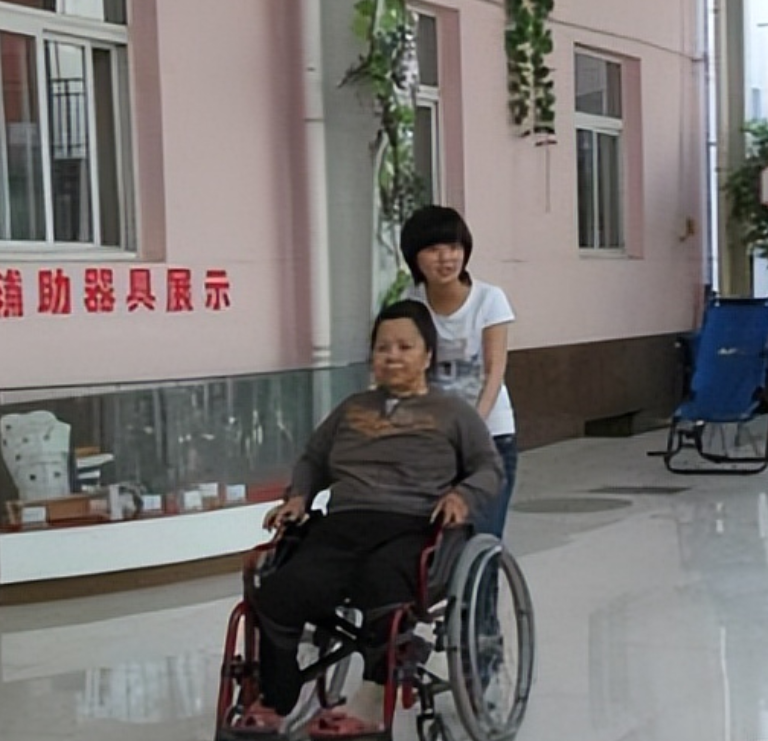 1998年，山西一妇女因病瘫痪在床，丈夫选择离开，就在她绝望之际，8岁养女站了出