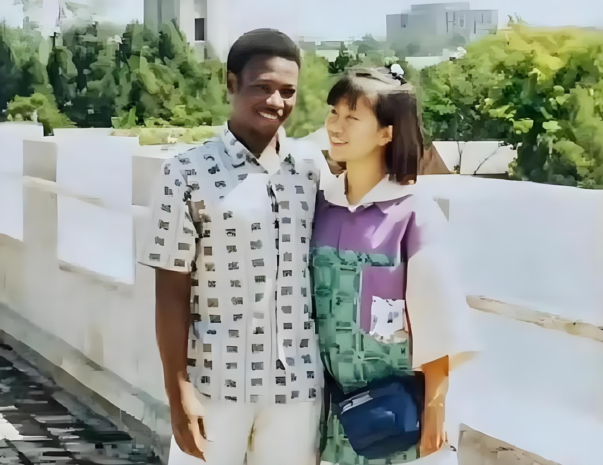 1996年，清华才女不顾父母反对，执意远嫁乌干达，并且生育了四个子女。
5年后，