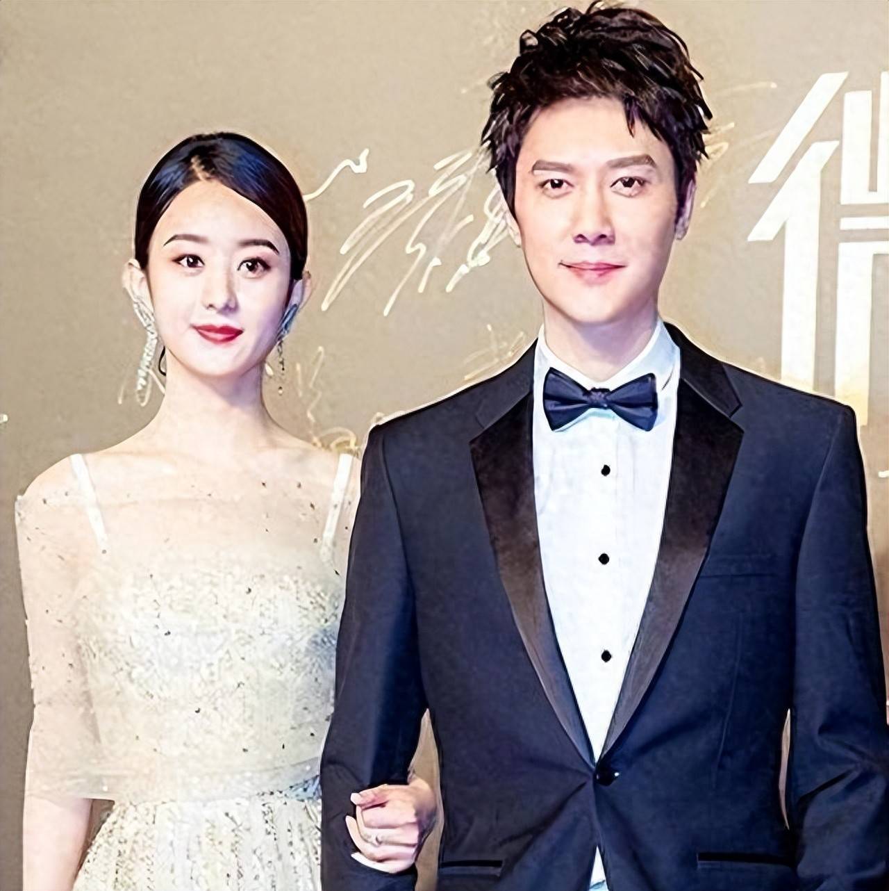 2018年，“第一狗仔”卓伟Q爆出了赵丽颖，未婚先孕。
赵丽颖哭着求饶：“我已经