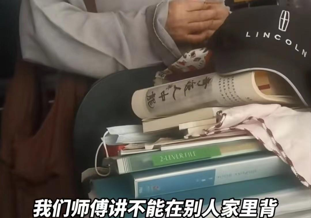 “你背得出经，我给你钱。”4月6日，广东一尼姑上门化缘，向店主要香油钱，店主却要