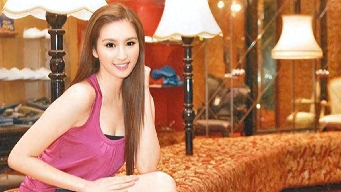 她曾是体操女神，退役后与大51岁的干爹谈恋爱，而媒人是她父亲！