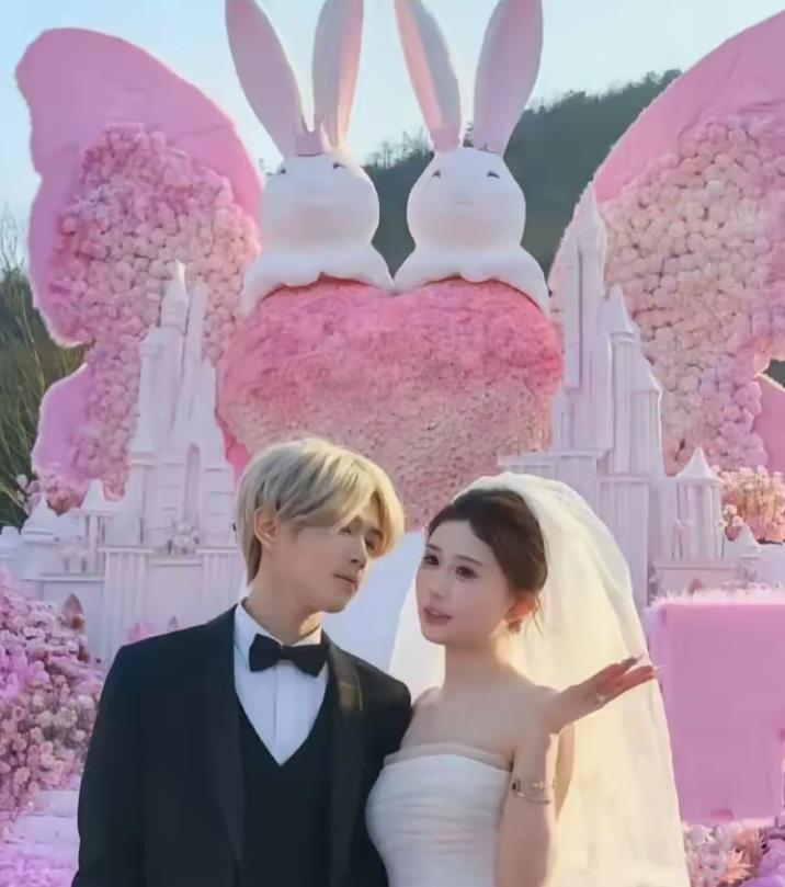 8年爱情修成正果，鹿哈向27岁女友求婚了，现场一片粉色海洋加可爱兔兔造型，他真的