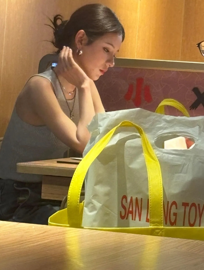 远远看去，一张脸上全是五官